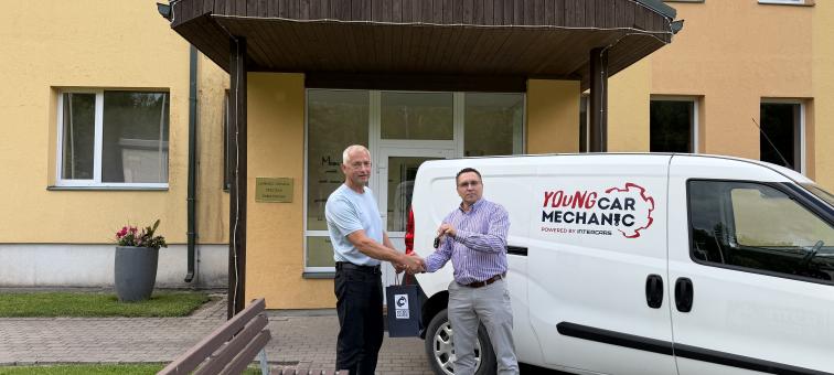 Konkursa “Young Car Mechanic” dalībnieki, tiesneši un pedagogi kopīgi piešķir otro elpu auto, kurš paredzēts labdarībai